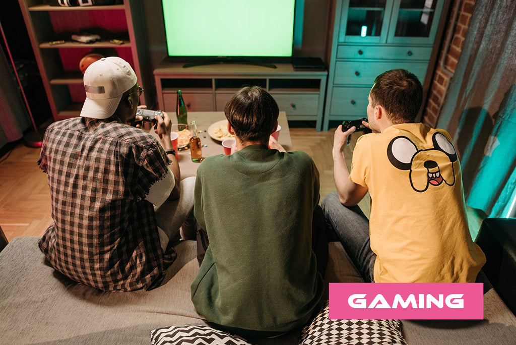 Drei Freunde spielen an der Konsole