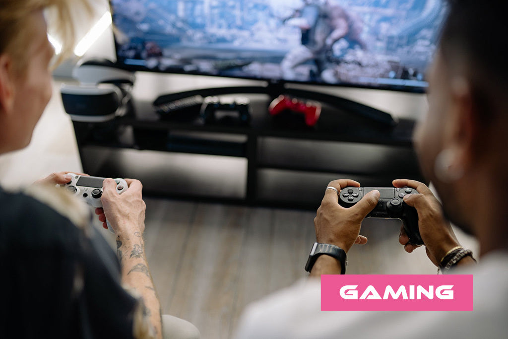 Zwei Gamer spielen auf der Konsole