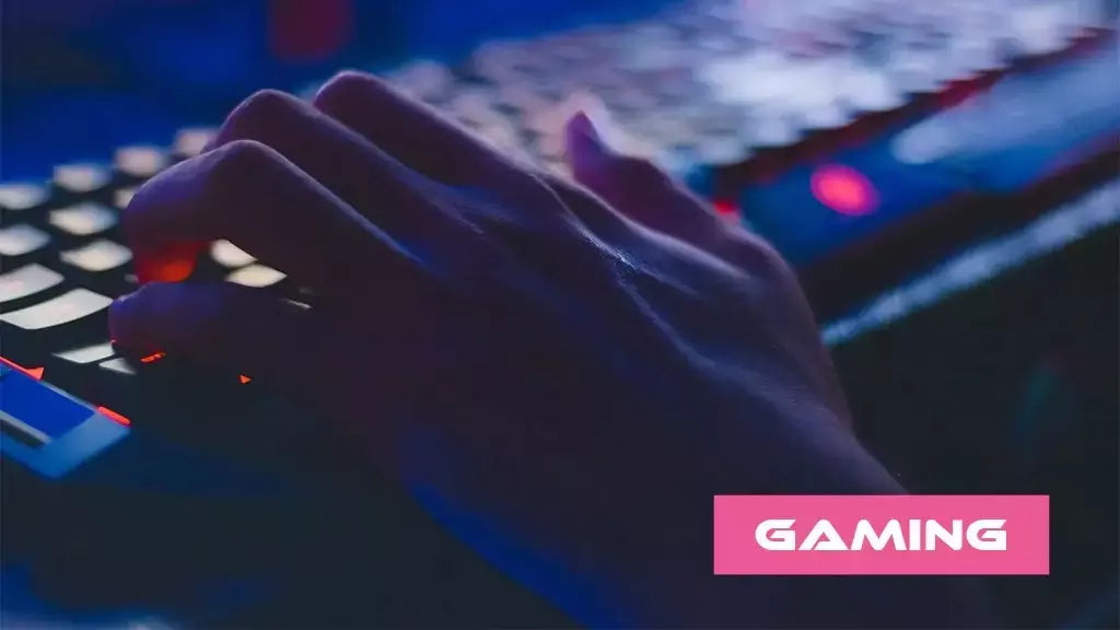 Hand auf beleuchteter Computertastatur